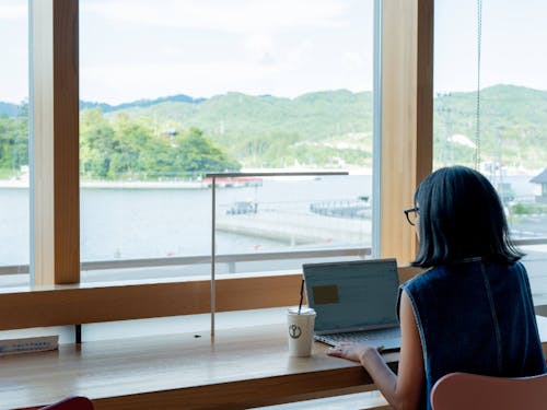 海の見える施設で仕事
