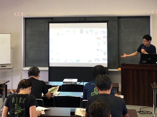 座学で基礎知識を学ぶ