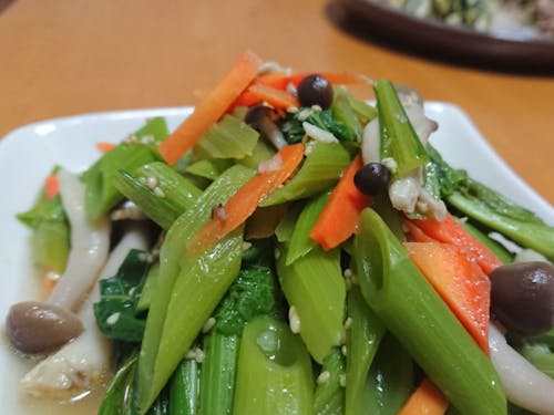 タノシモカフェは、食べ物飲み物を持ち寄るポットラック形式で開催します。春には旬の山菜が並ぶことも!(写真はヨブスマソウのナムル)