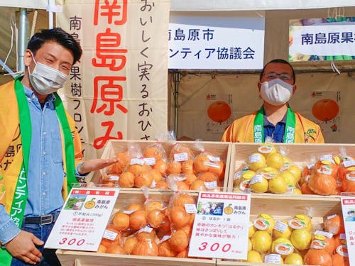 時には売り場に立つ機会も。みかんを食べる方の顔が見えて、モチベーションが上がります。