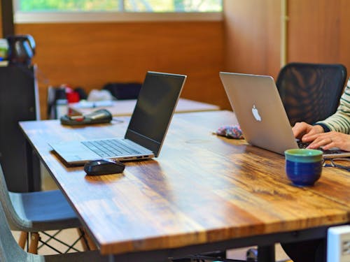 工場内のカフェ風オフィスには弊社の全スタッフが集まる