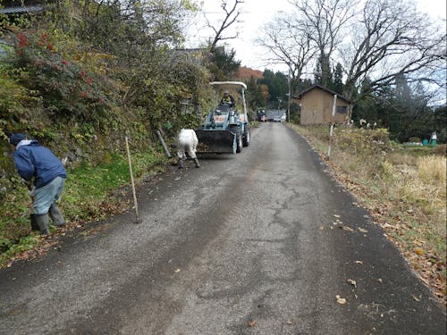 用水に溜まった土砂を汲み上げている様子