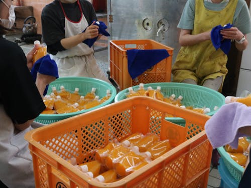 加工場にてタンカンをジュースに加工する様子