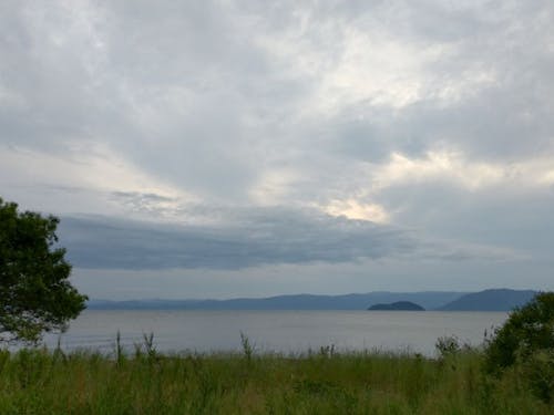 写真③右下部分に見える竹生島