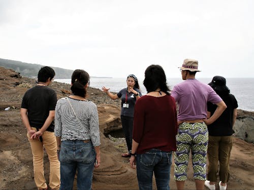 自然ガイドによる島内ツアーの様子。Ⓒ三宅島観光協会