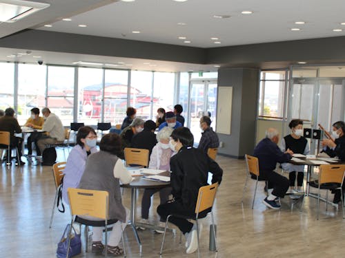 「市民会館でおしゃべり会」の様子
