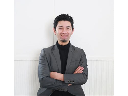 久保田　健一さんは福島県田村市を起点に、地域課題解決やまちづくりに取組む一般社団法人Switchの代表を務めながら、クリエイティブ制作を行う株式会社Shiftの代表取締役を務めている”複業”経営者です。 白河市と同じ福島県内で、廃校を活用した拠点づくり等の街の課題解決をテーマに事業化している久保田さんには、地方都市にあるビジネスチャンスを田村市と白河市の比較をしながら可視化していただきます。