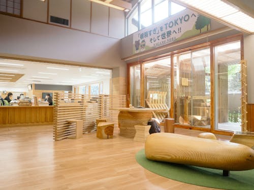 2019年に移転した役場は地元材で作られたワンフロア。