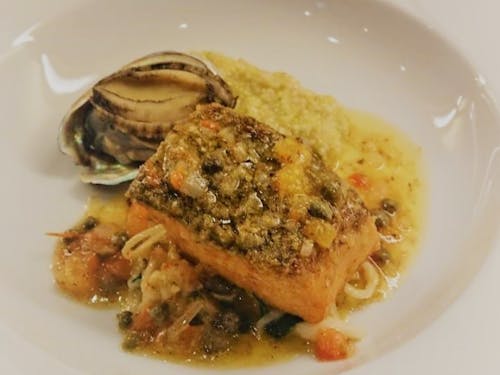 地元のフレンチ料理人が作ったアワビ料理