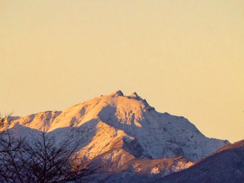 夕暮れの谷川岳。