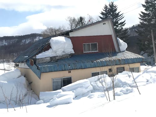 豪雪地帯では、放置された家が雪の重みで倒壊してしまうことも。そうなる前に、なんとかしたいのです。