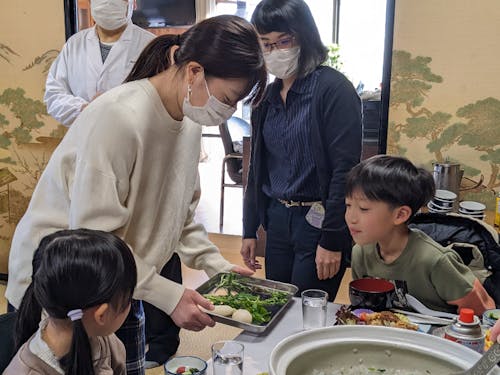 移住者交流会で七草がゆや絵馬づくりを企画しました