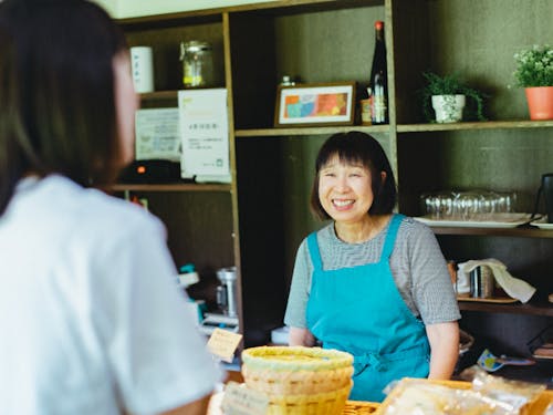 先輩移住者として登場する村でベーグル店を営む田中さん