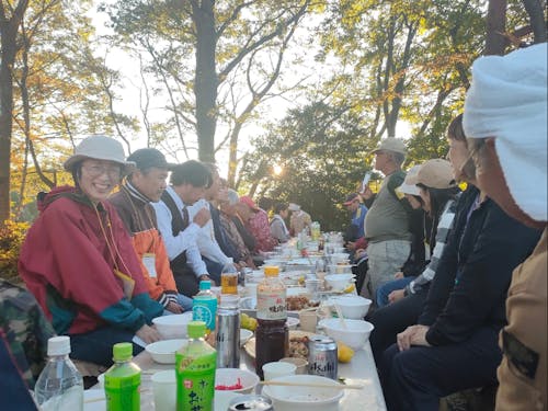地域住民の輪に入り、交流を行います