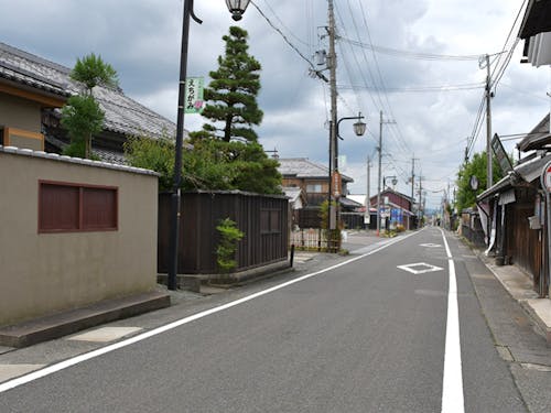 左手の住宅に設られている桟敷窓