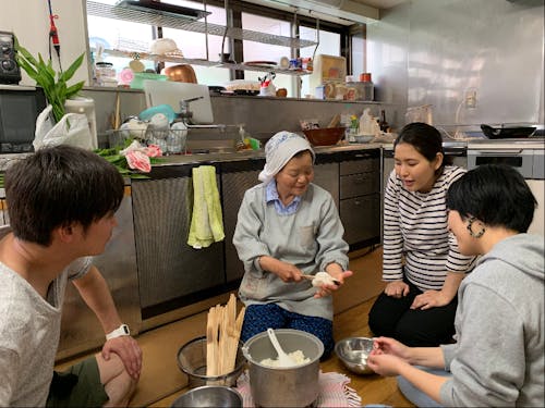 地域のおばあちゃんに田舎の技能を学んでます