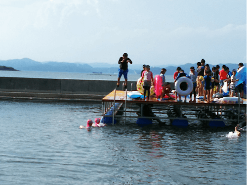 私も浮き輪などを使って色々な飛び込み遊びをした坊勢島海水浴場