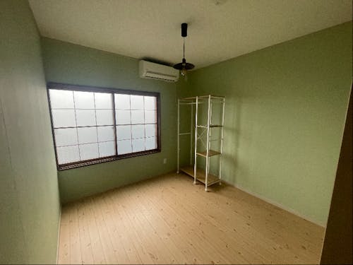 シェアハウスの一室。寝具と机もつきます。