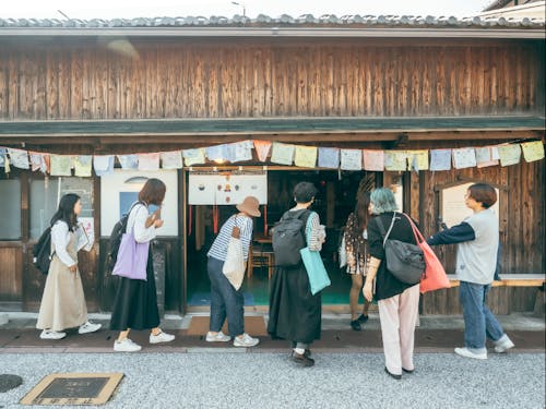 地元の方に混じってのお買い物も（*写真は過去開催時の様子）