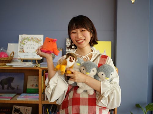 店主のまるのさん。トレードマークのエプロンとさわやかな笑顔で迎えてくれます。