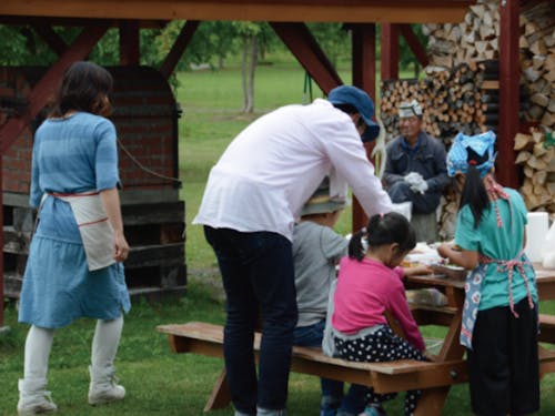 移住先輩と行った、地元野菜をふんだんに使ったピザ作りの様子。