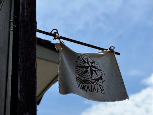 グルグルまわる羅針盤がモチーフのロゴ