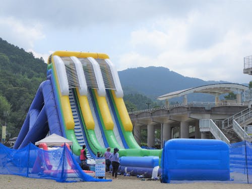 砂浜にはジャンボスライダーも設置!