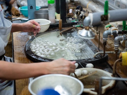 宮坂製糸所では、糸取り体験ができます。