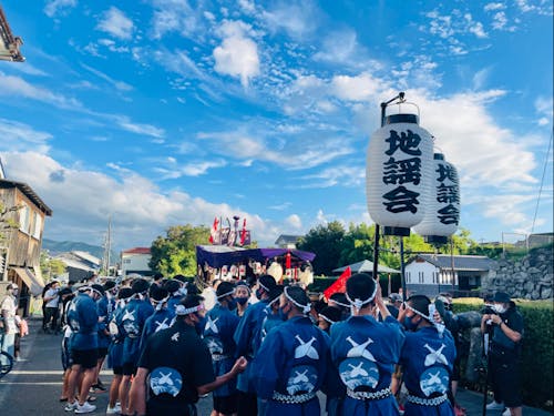 浜崎をみんなで歩く様子