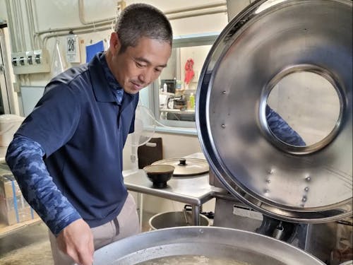 地域の食材を用いた特産品開発の様子