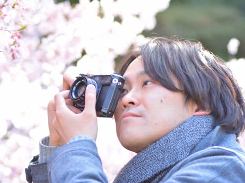 高浜町地域おこし協力隊を経て、出張カメラマンとして活動中の伊東。FM舞鶴パーソナリティとしても情報をお届けしています。