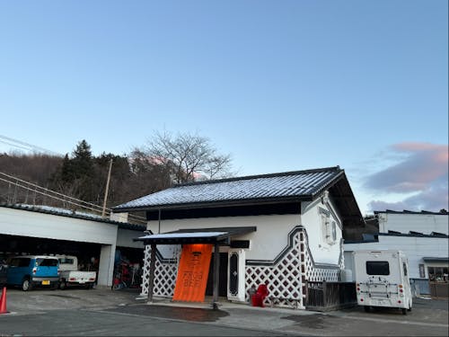 蔵を改装して民泊を営む果樹農家