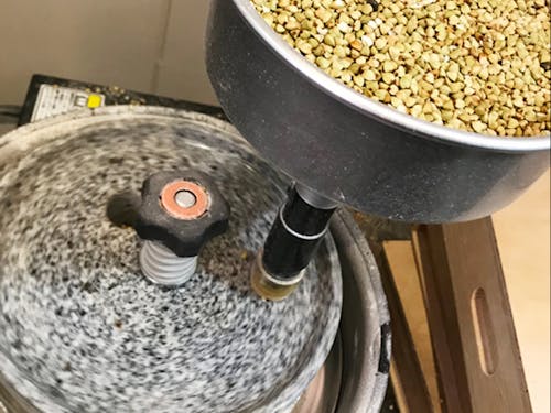 石臼で挽いた新鮮な蕎麦粉