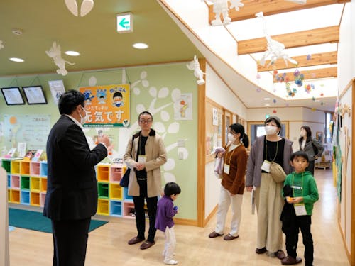 2023年に開催したミチシル旅の様子。小中一貫校に併設されている子ども園