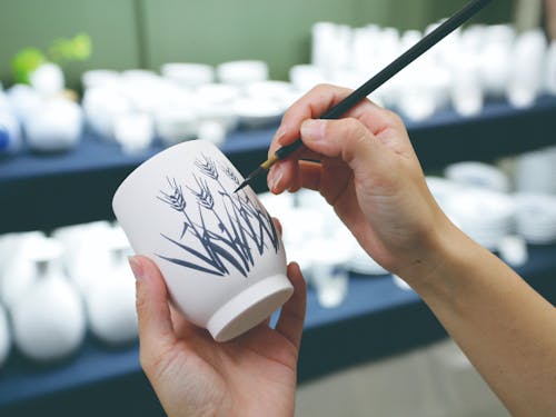 白磁が魅力の出石焼ですが、絵付けすることでさらに白が映えます。