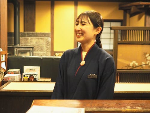 旅館での新しい働き方を実践する若手スタッフ