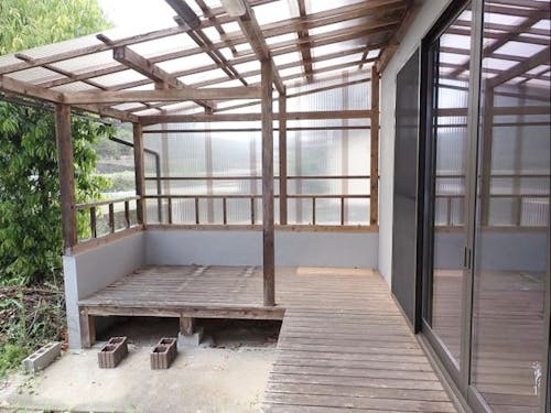 裏の川を望めるウッドデッキ付き。BBQなども楽しめそう。