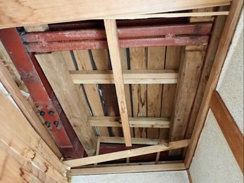 2階廊下奥の天井。ここだけは改修必須。