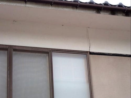 外壁のヒビ。雨漏りは確認していません。