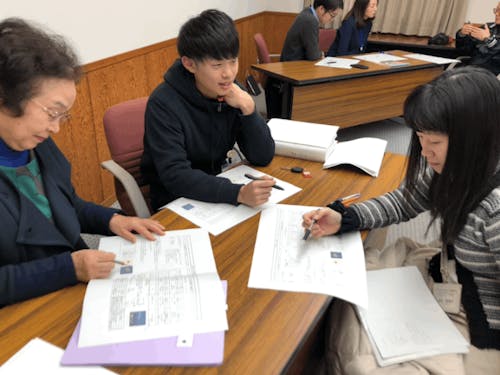 協議会のメンバーと「ふるさと教育」について協議