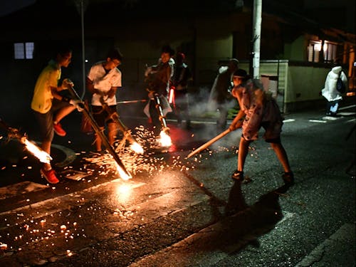 松明をたたきにやってくる「ほいのこ」