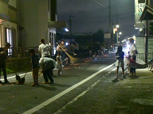 祭が終わったあとは、通り沿いの家々の方がすぐ掃除をされます
