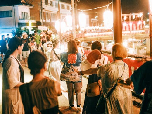 さまざまな団体が集まって盆踊りを踊ります