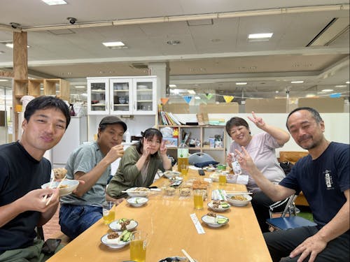 約束もなく集まってきてワクワクを共有しています