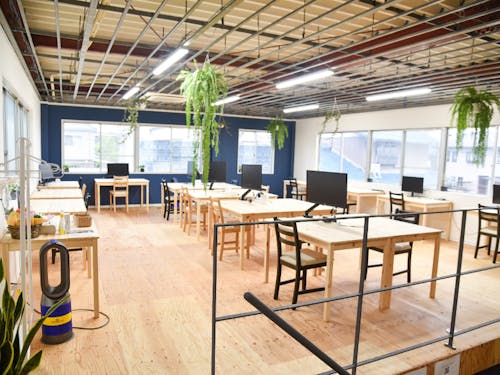 毎日朝6時から22時まで利用可能なコワーキングスペース
