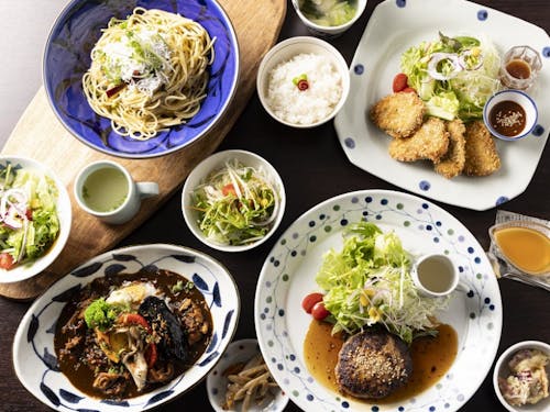 砥部焼の器で料理が提供される飲食店