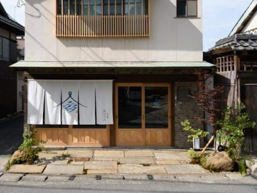 2024年7月にオープンした下津井宿風待汐待。古民家をリノベーションしたゲストハウス。