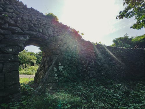 山の玄武岩を使った石積み、大井の「グロ」