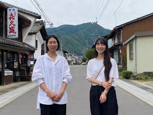 先輩隊員であるナワメ社の依田さん(左)と上野さん(右)