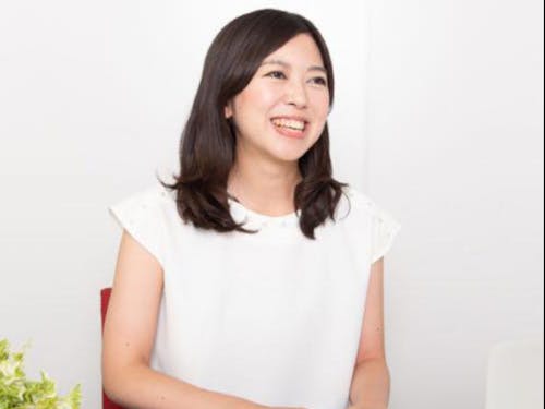 実践者2人目は佐々木梨華さん。社会事業コーディネーター集団の一般社団法人RCFに入社し、人材や組織の側面から地域課題・社会課題を解決する事業を手掛ける。熱海では、まちづくり会社machimoriに複業として参画